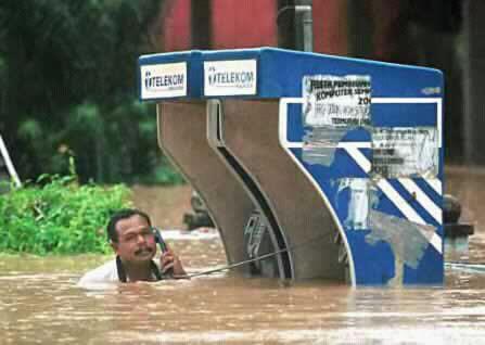 Image result for Gambar menteri pendidikan jalan atas media massa banjir